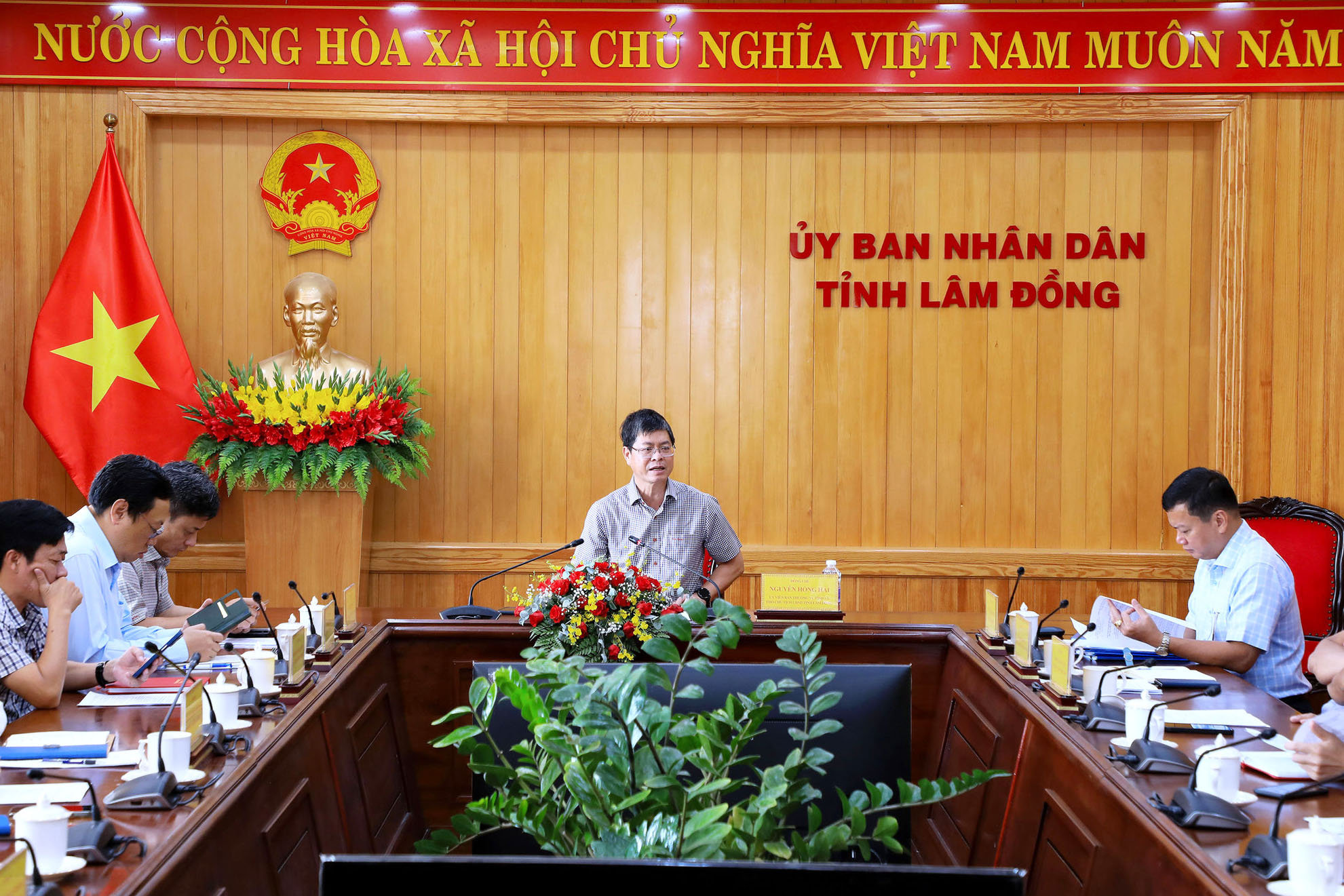 Phó Chủ tịch UBND tỉnh Lâm Đồng Nguyễn Hồng Hải chủ trì cuộc họp nắm tiến độ giải ngân 2 cao tốc vào sáng 13/5